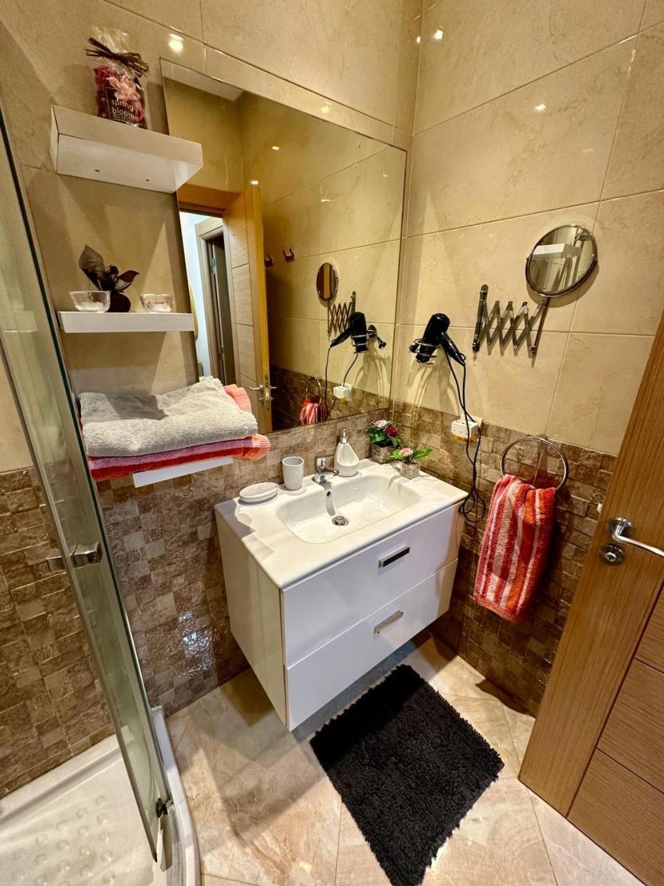 Apparemment De Luxe Vue Piscine Apartment Бузника Екстериор снимка